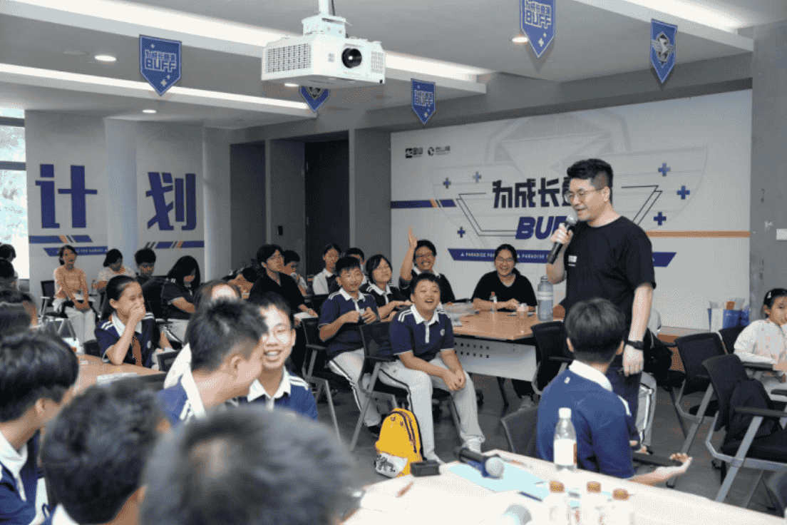 营员在金山软件园区内的团队讨论与协作实拍