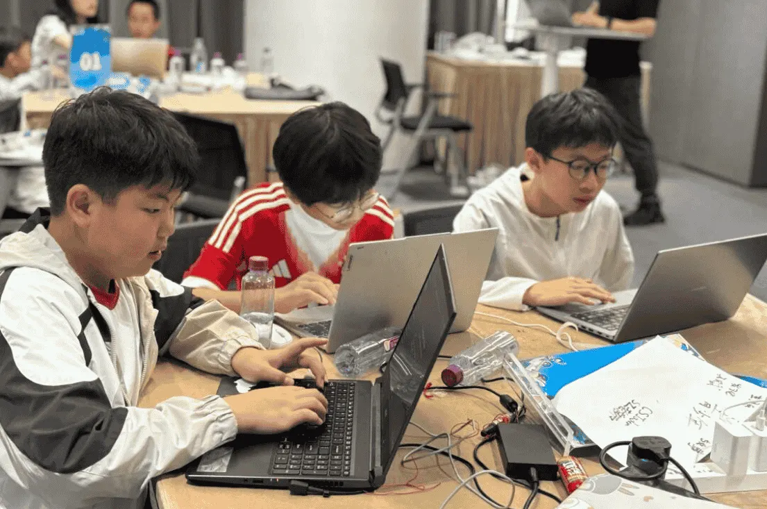 学员 AI 创作成品绘本与项目作品展示实拍